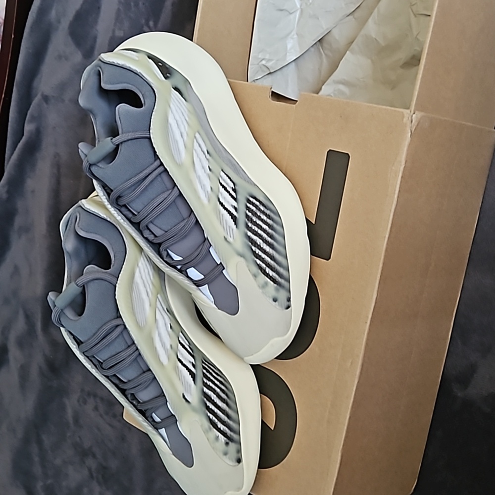adidas Mens Yeezy 700 V3 ID1674 Fade Salt - Picture 6 of 8